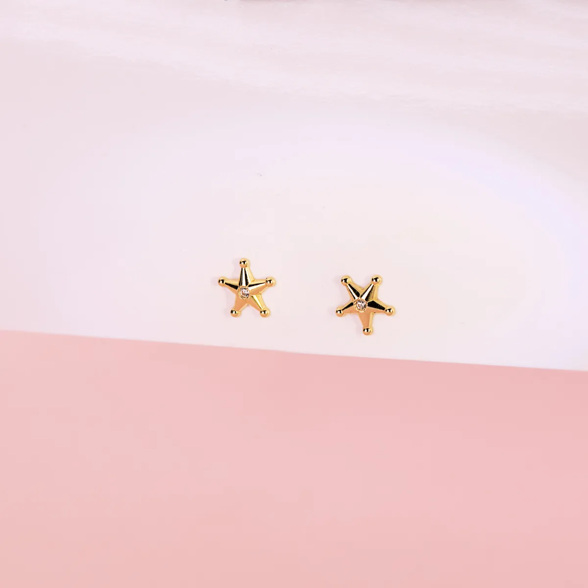 18K PENDIENTES ORO AMARILLO ESTRELLA SHERIFF CON BOLITAS Y CIRCONITAS. 7X7 MM CIERRE PRESION — vista 2