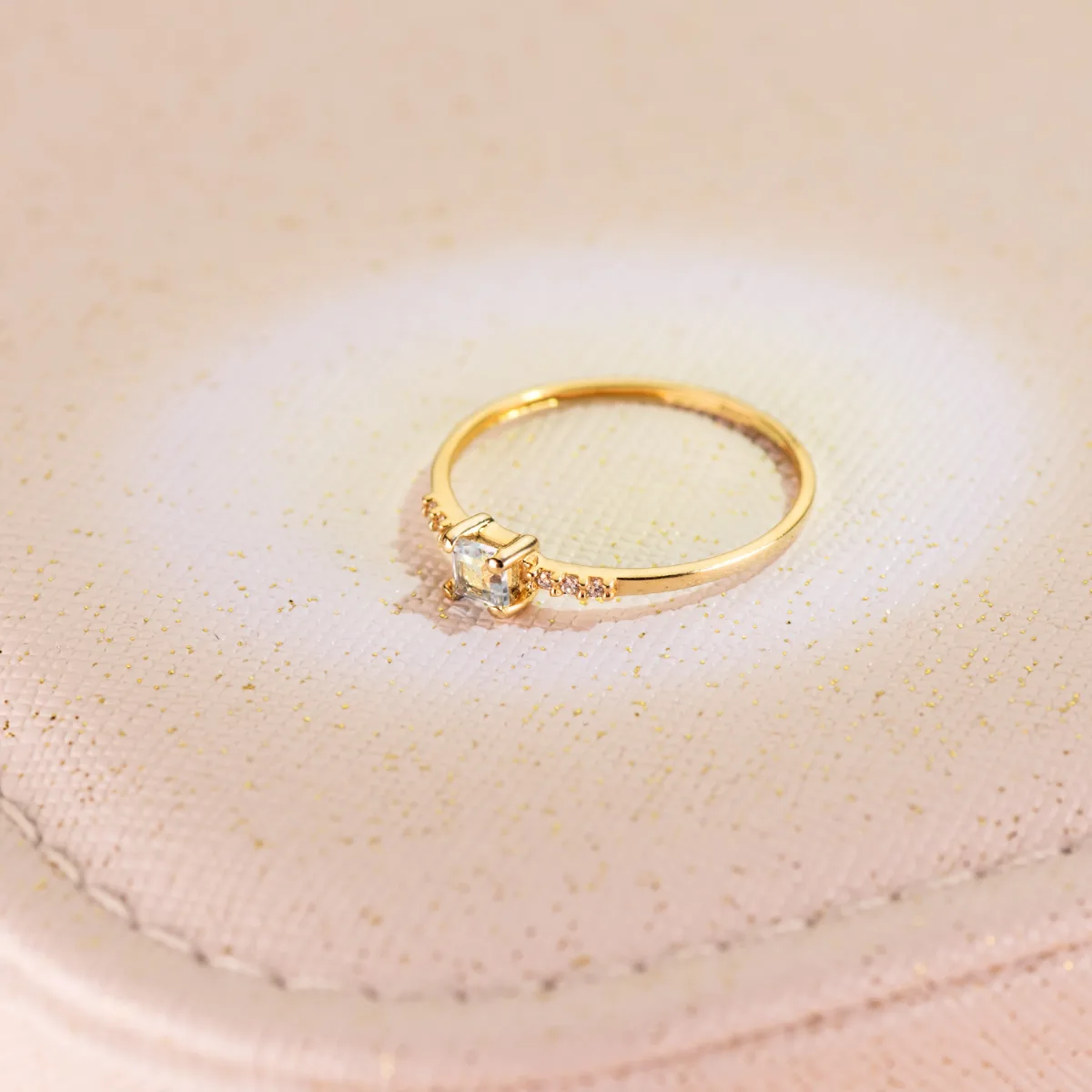 18K SORTIJA ORO AMARILLO 6 DIAMANTES 0.030QTS. G-VS2 AGUAMARINA 3X3MM CUERPO 1MM — vista 2