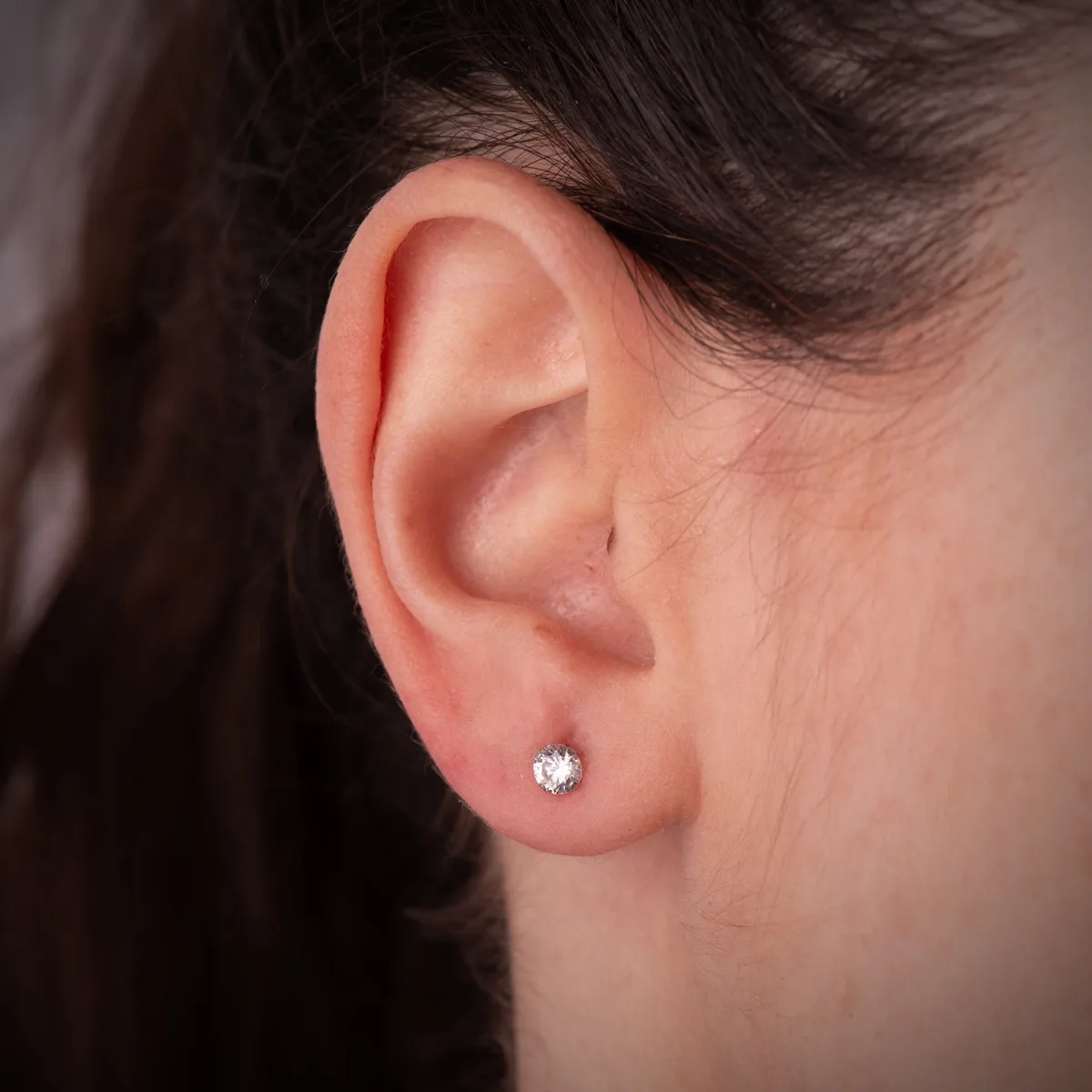 18K PENDIENTES ORO BLANCO 4 GARRAS CON CIRCONITA. ANCHO: 4 MM CIERRE TUERCA — vista 2