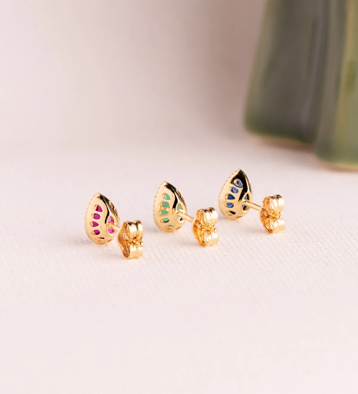 18K PENDIENTES ORO AMARILLO GOTA PIEDRA AZUL BORDES BOLITAS. MEDIDA: 7 X5 MM. CIERRE PRESION — vista 3