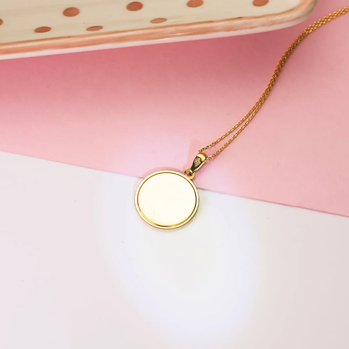 18K MEDALLA ORO AMARILLO VIRGEN NIÑA NACAR REDONDA 17 MM — vista 3
