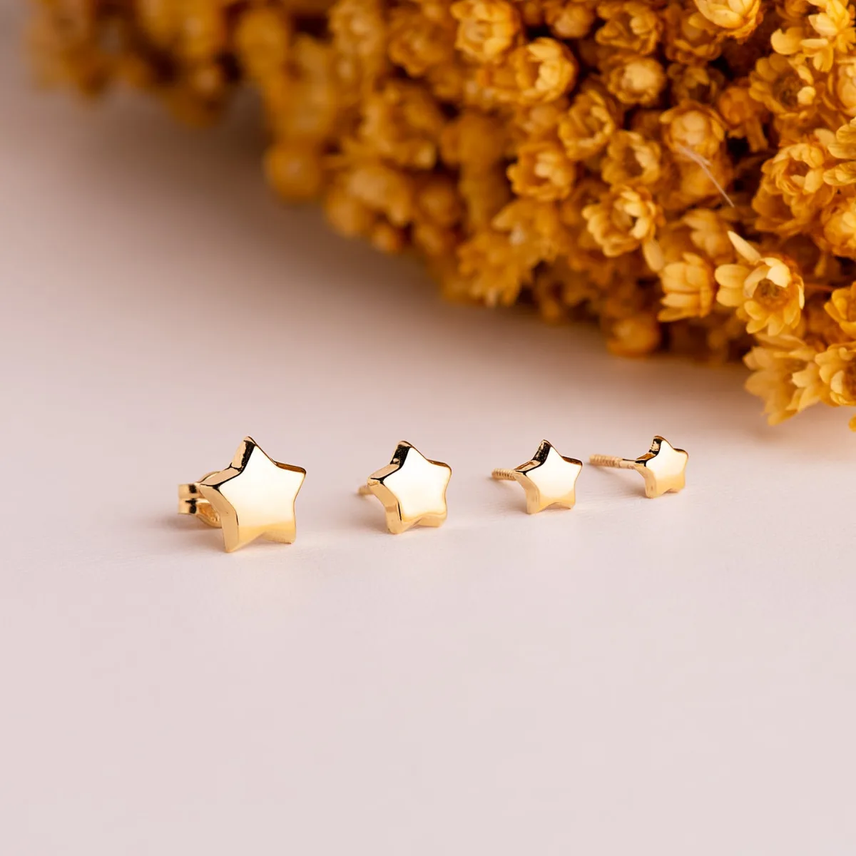 18K PENDIENTES ORO AMARILLO ESTRELLA LISA 5,5 X 5,5 MM. CIERRE TUERCA — vista 3