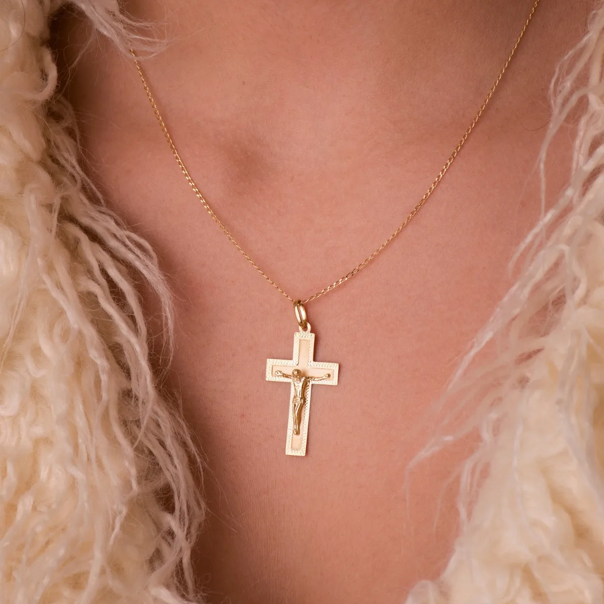 18K CRUZ ORO AMARILLO CON CRISTO TALLADA 35X20 MM — vista 2