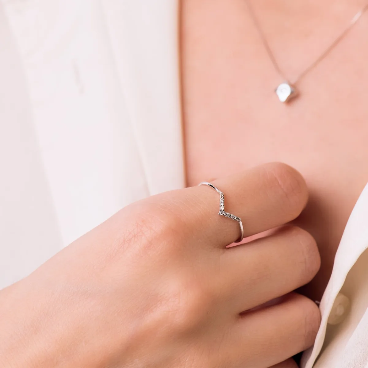 18K SORTIJA ORO BLANCO 7 DIAMANTES 0.035  QTS. G-VS2. CUERPO REDONDO 1 MM — vista 2