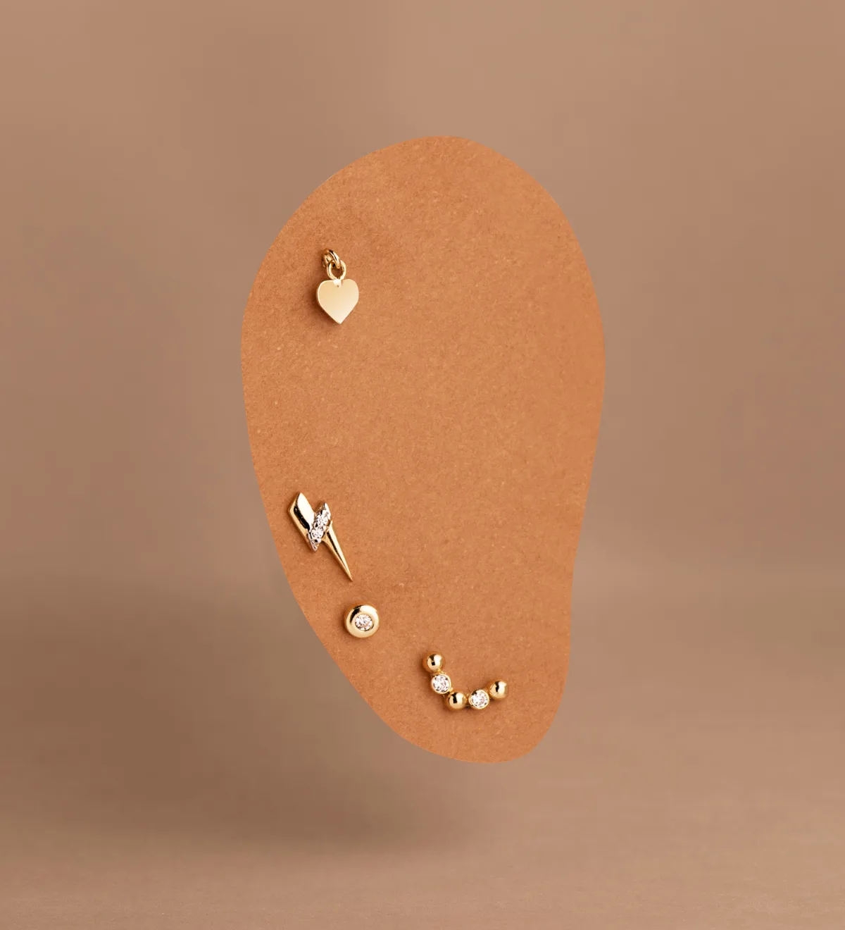 18K PIERCING DE OREJA ORO AMARILLO CON COLGANTE CORAZON. MEDIDA: 4,5 X 5 MM. CIERRE BOLA 4 MM — vista 2