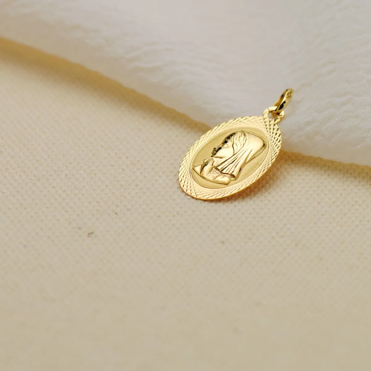 18K MEDALLA ORO AMARILLO VIRGEN NIÑA OVAL TALLADA BRILLO Y MATE 18X12 MM — vista 2
