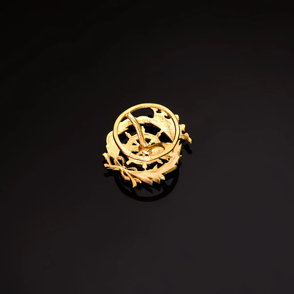 18K INSIGNIA ORO AMARILLO CIENCIAS POLITICAS  17 X 14 MM — vista 3