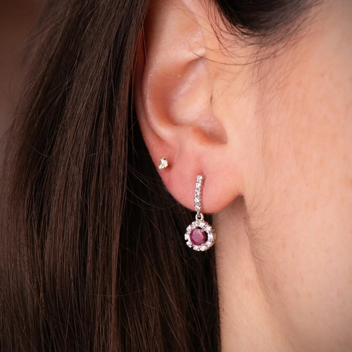 18K PENDIENTES ORO BLANCO RUBI 4MM - 0,56 QTES Y CIRCONITAS. 18 X 7,5 MM. CIERRE PRESION — vista 2