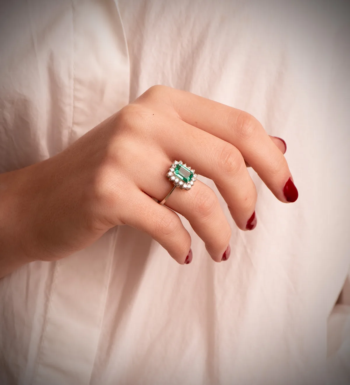 18K SORTIJA ORO BLANCO ESMERALDA 8X6 MM 1,50QT DIAMANTES VS2-G 0,56QT 13X11 MM — vista 2