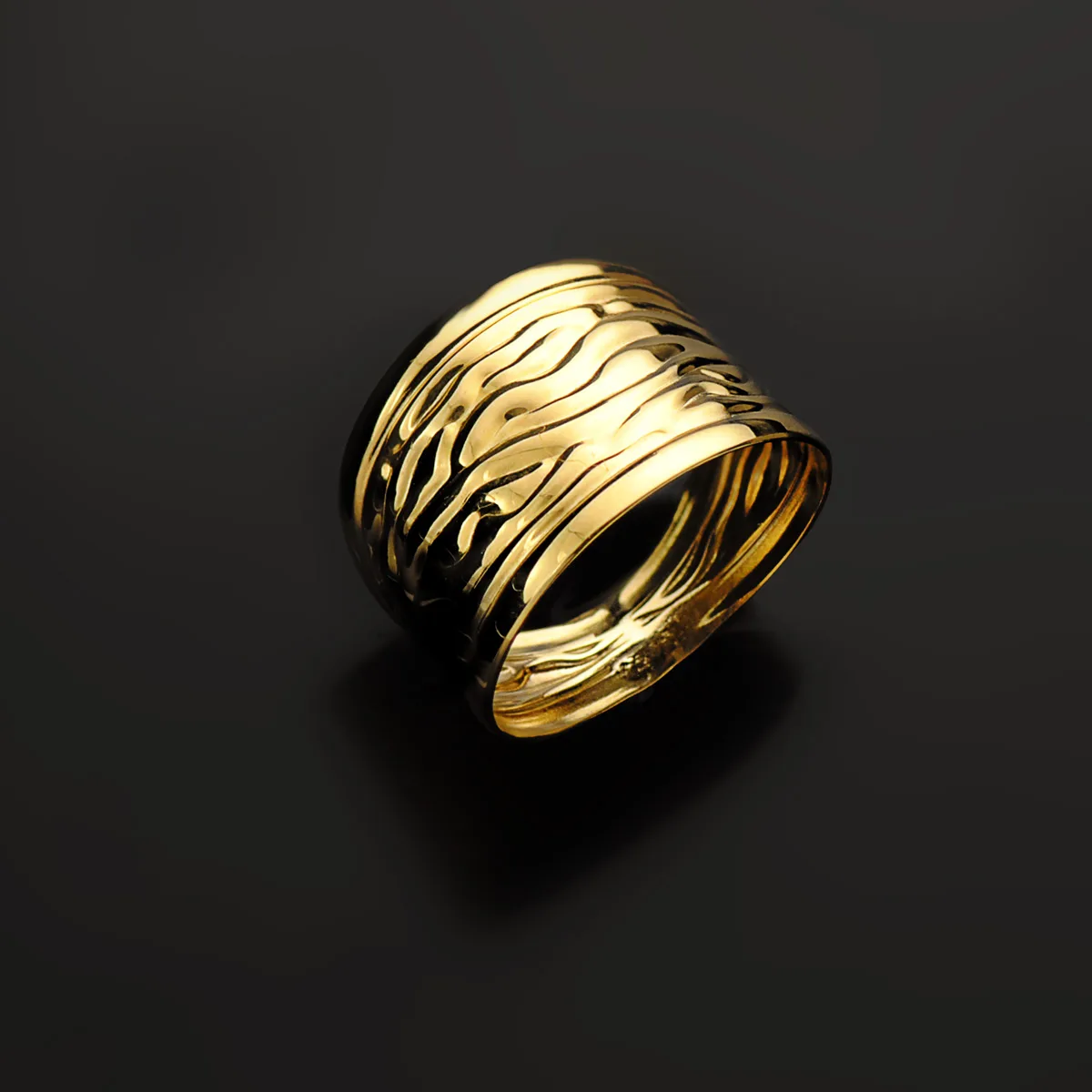 18K SORTIJA ORO AMARILLO TRAZADA CON ONDAS EN BRILLO ANCHO 13 MM — vista 2