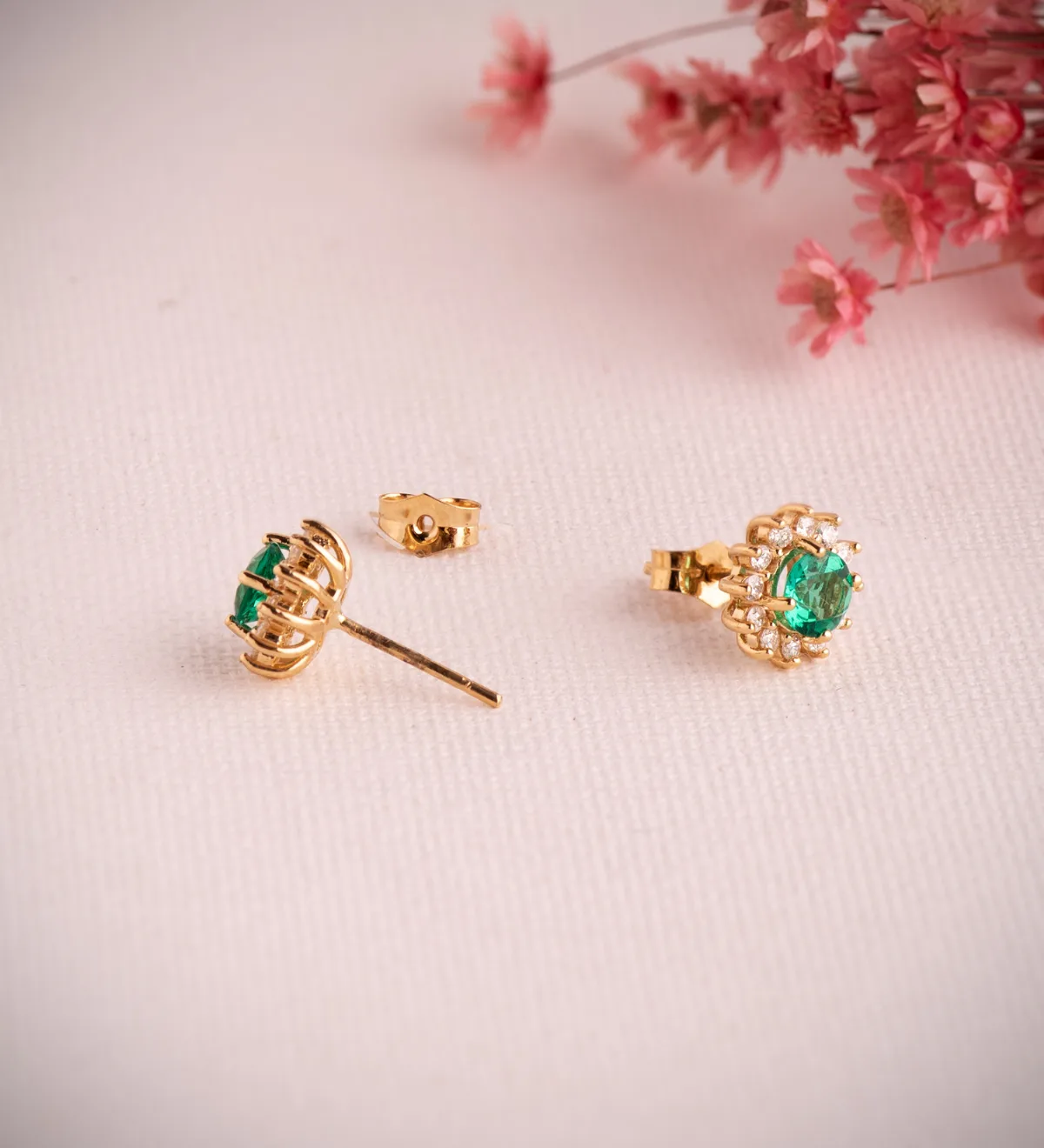 18K PENDIENTES ORO AMARILLO 24 DIAMANTES DE LABORATORIO Y ESMERALDA RECRISTALIZADA  5 MM 0,96 QT 0,340 QTS. VS2-G. 9 MM CIERRE PRESION — vista 2