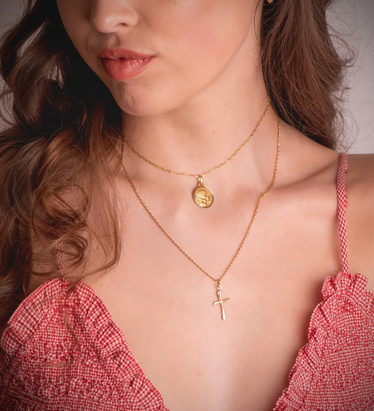 18K MEDALLA ORO AMARILLO ANGEL NIÑO BURLON CON PALOMA BISEL 16 MM — vista 2