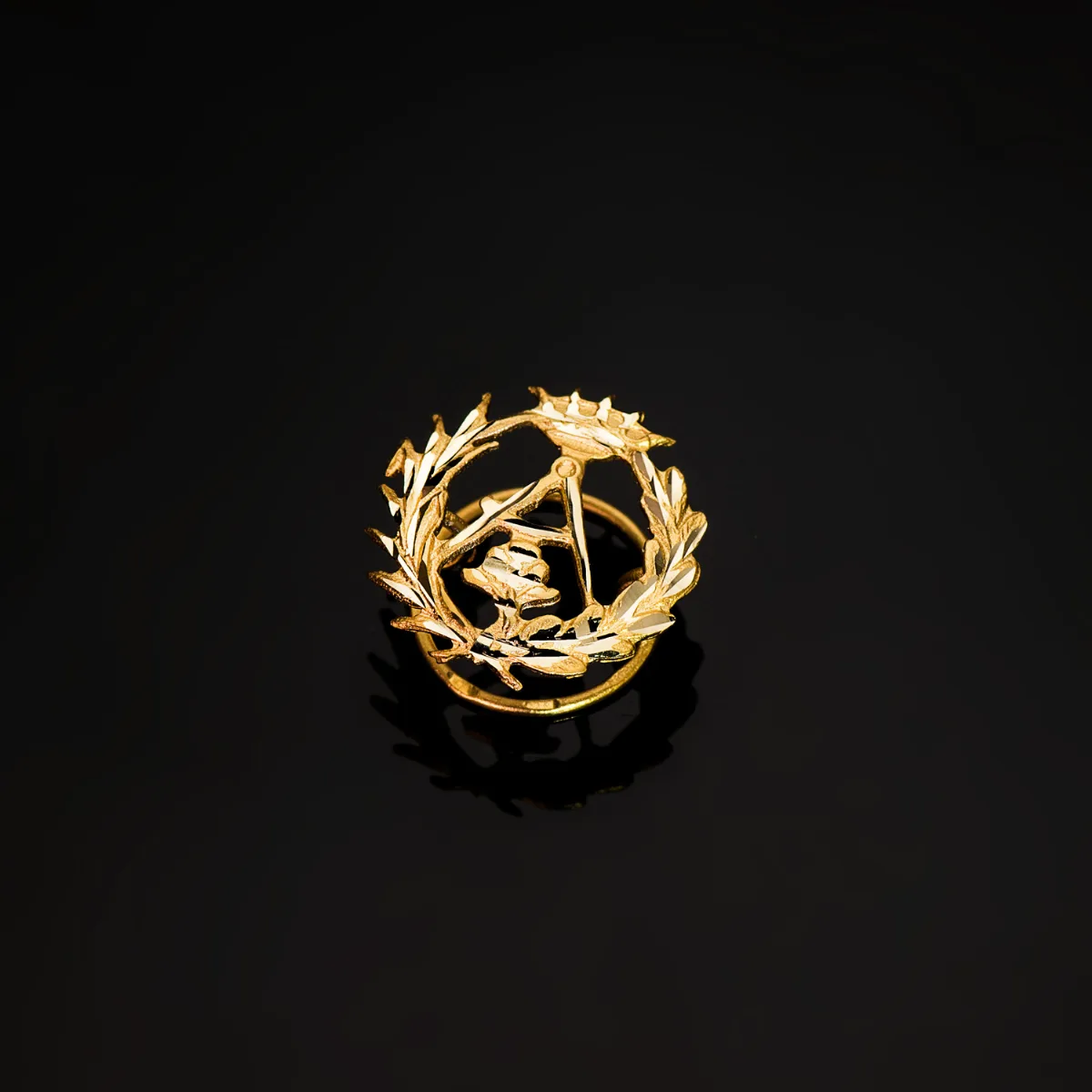 18K INSIGNIA ORO AMARILLO ARQUITECTURA. 16 X 16 MM — vista 2