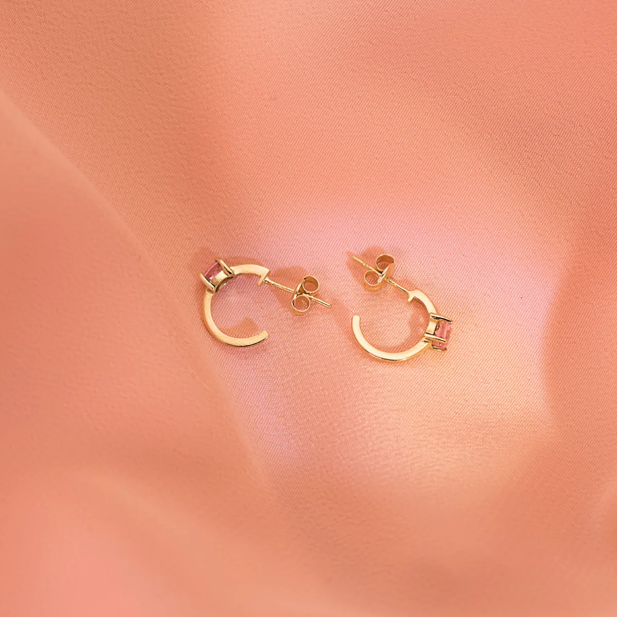 18K PENDIENTES ORO AMARILLO MEDIO ARO LISO CON CIRCONITA ROSA 12X3 MM CIERRE PRESION. — vista 2