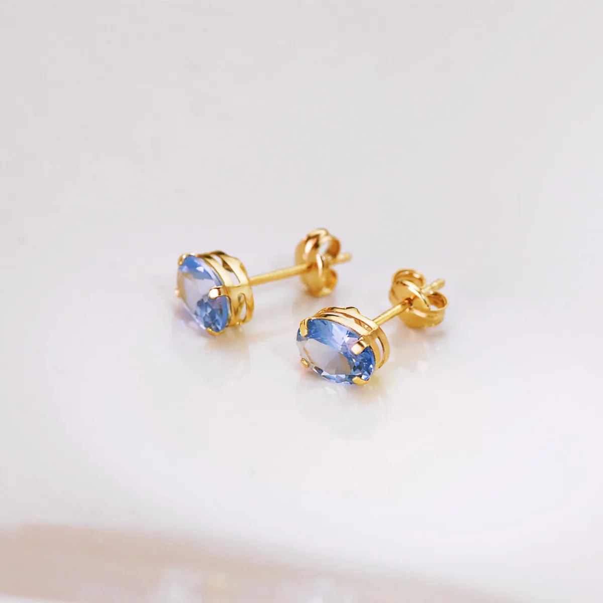 18K PENDIENTES ORO AMARILLO OVAL PIEDRA AZUL 7 X 5 MM. CIERRE PRESION — vista 2