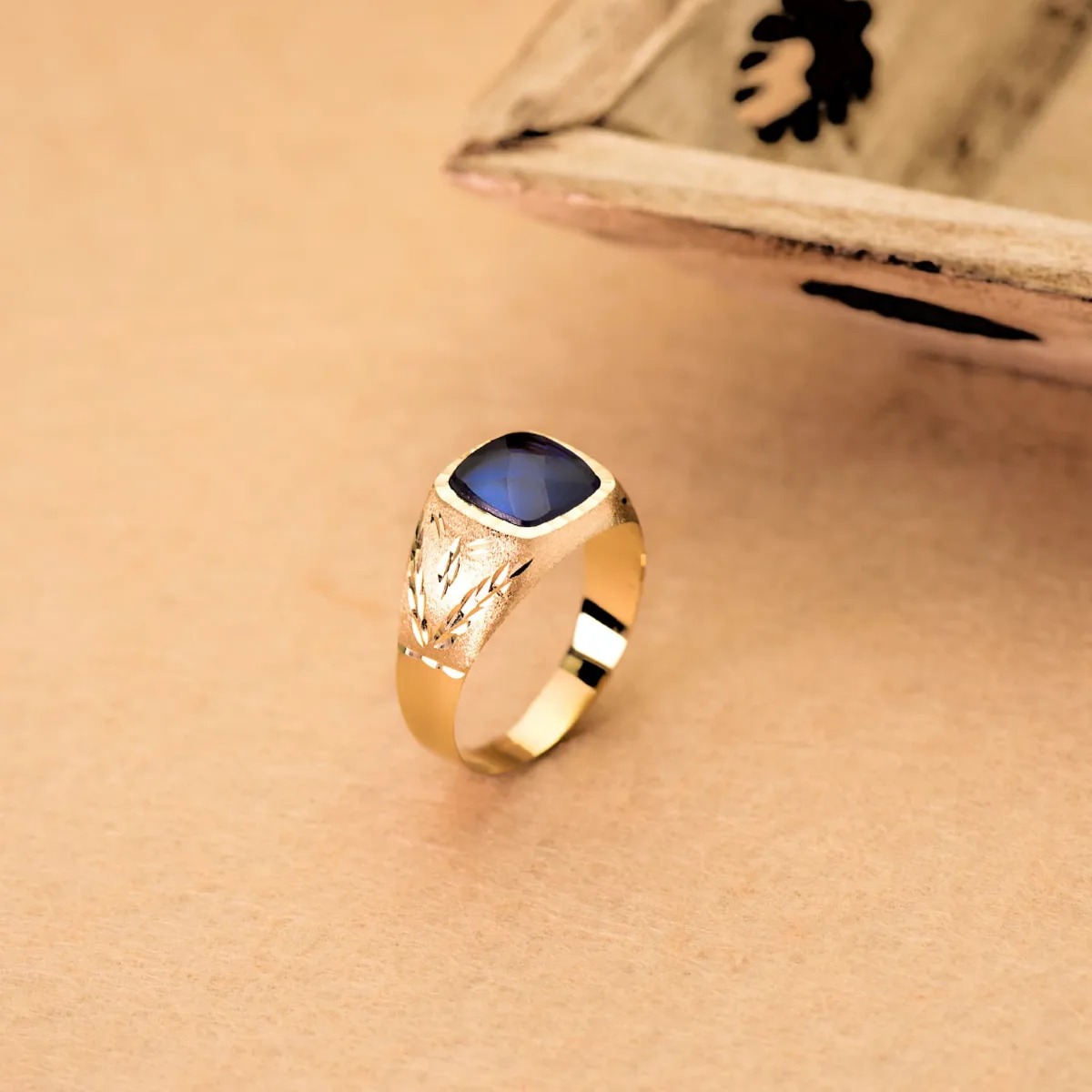 9K SELLO ORO AMARILLO CON PIEDRA ZAFIRO SPINEL 9X9 MM LATERAL TALLADO — vista 2