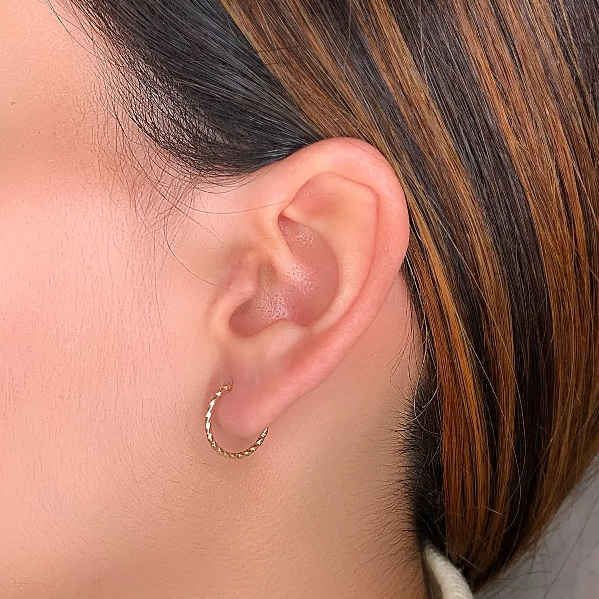 18K AROS ORO AMARILLO HUECOS RETORCIDOS CON TALLADO 15X1.30 MM — vista 2