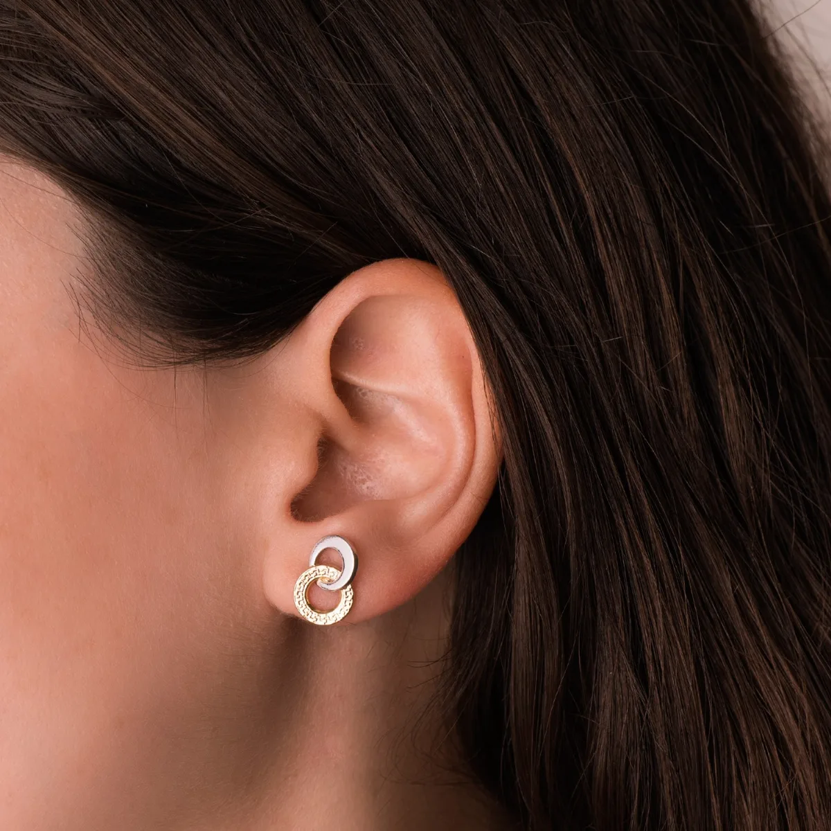 18K PENDIENTES ORO BICOLOR DOBLE ARO LISO Y GRECA 13 X 9 MM. CIERRE PRESION — vista 3