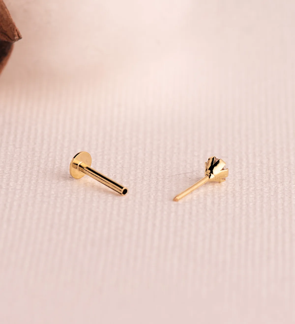 18K PIERCING DE OREJA ORO AMARILLO CIRCONITA ROSA CON GARRAS 3,5 MM. GRUESO BARRA 1MM. CIERRE TUERCA — vista 3