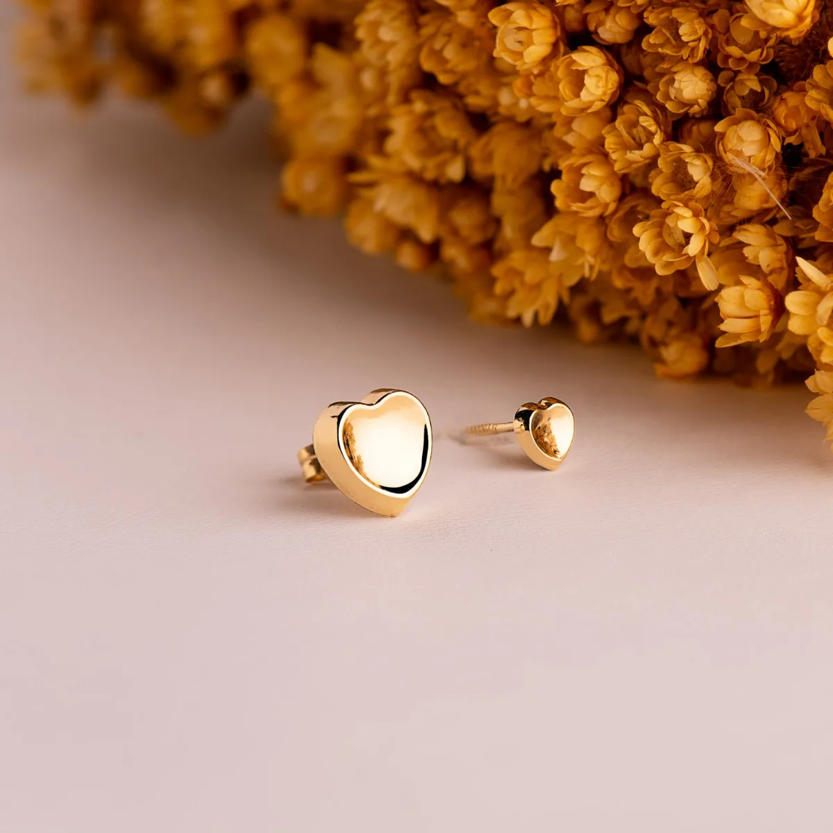 18K PENDIENTES ORO AMARILLO CORAZON REDONDO CONCAVO EN BRILLO 5X5 MM. CIERRE TUERCA — vista 3