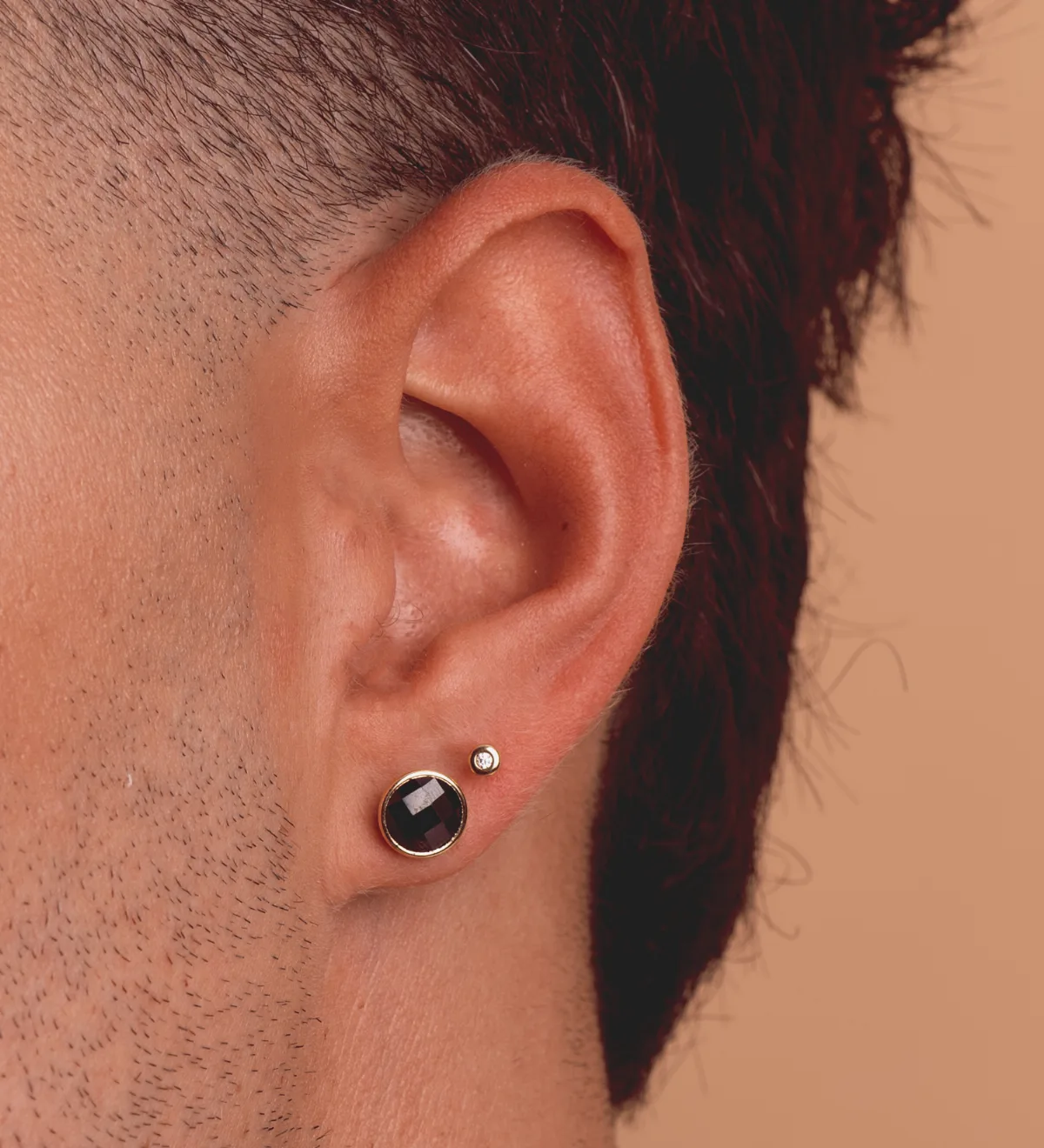 18K PENDIENTES ORO AMARILLO CHATON CON CIRCONITA NEGRA. ANCHO: 8,5 MM. CIERRE PRESION — vista 2