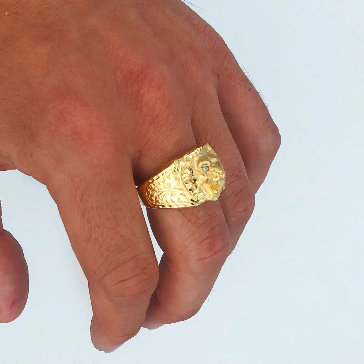 18K SELLO ORO AMARILLO CABEZA DE LEON ANCHO 15 MM — vista 3