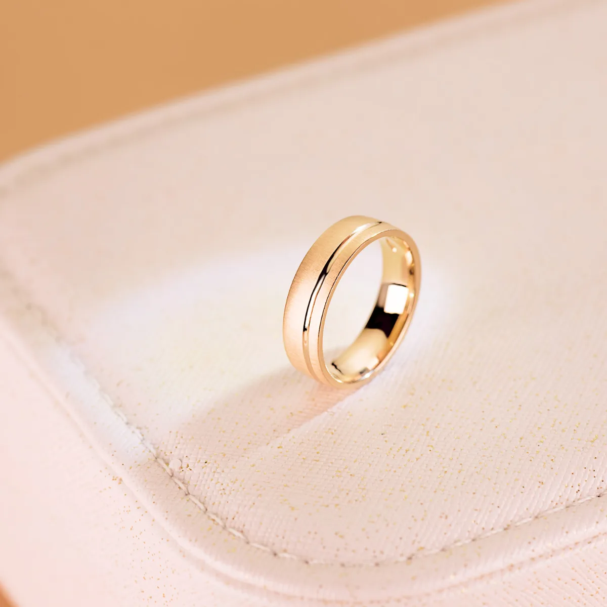 18K ALIANZA ORO AMARILLO MATE Y BRILLO 5,5 MM — vista 2
