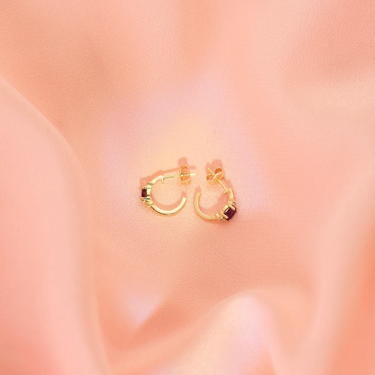 18K PENDIENTES ORO AMARILLO MEDIO ARO LISO CON RUBI 12X3 MM CIERRE PRESION. — vista 2