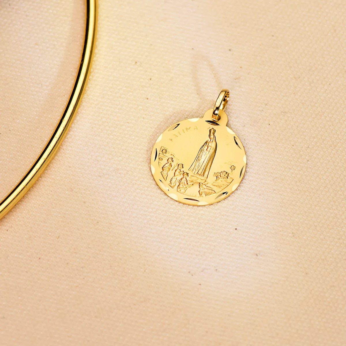 18K MEDALLA ORO AMARILLO VIRGEN DE FATIMA TALLADA 22 MM — vista 3