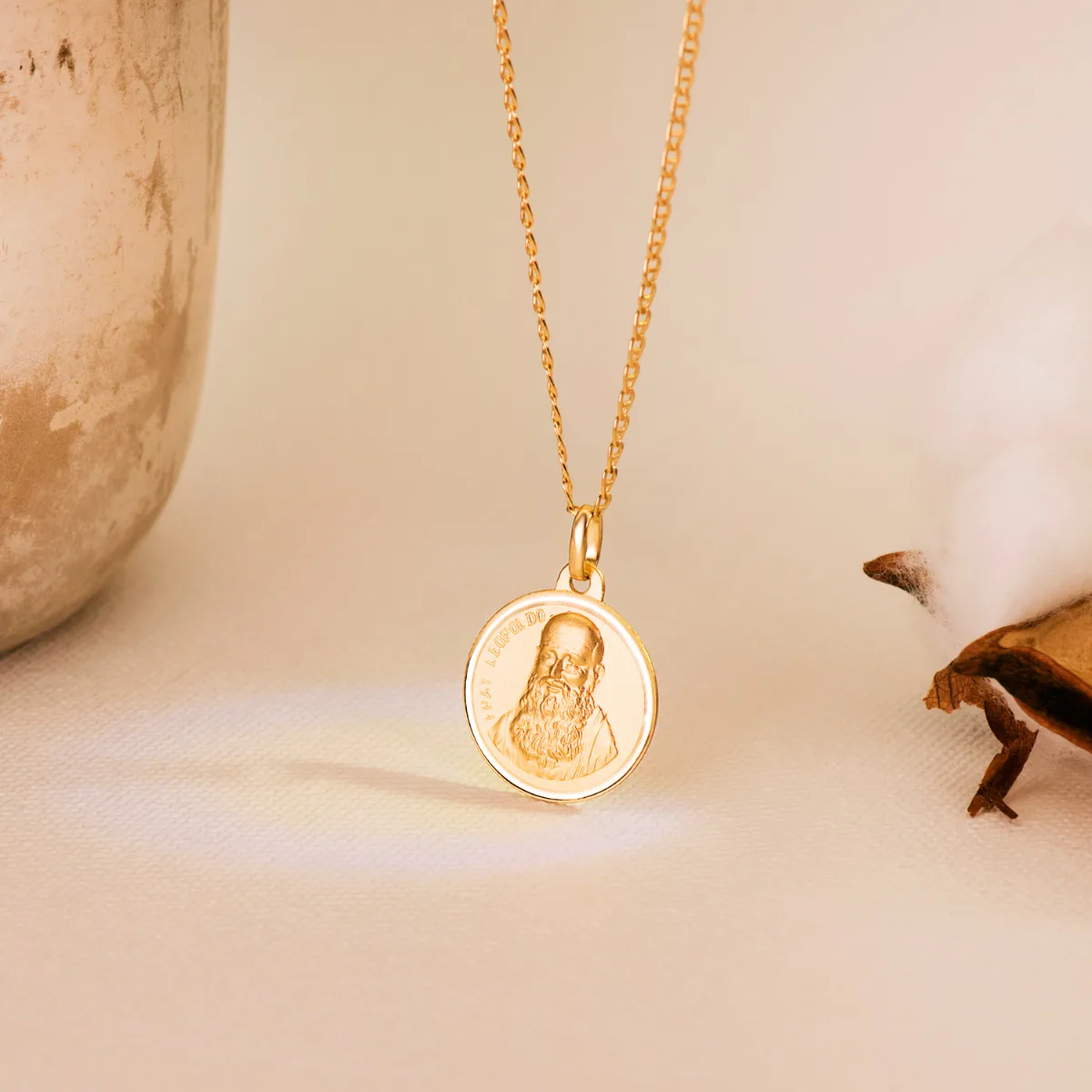 18K MEDALLA ORO AMARILLO FRAY LEOPOLDO BISEL 18 MM — vista 3