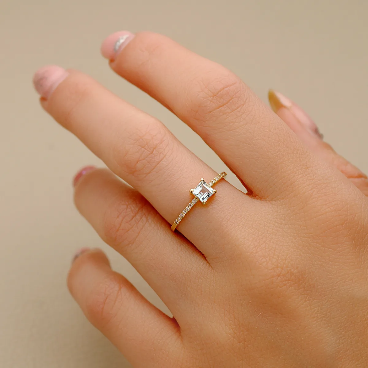 18K SORTIJA ORO AMARILLO 14 DIAMANTE 0.070  QTS. G-VS2 AGUAMARINA 4X4 MM ANCHO 1 MM — vista 2