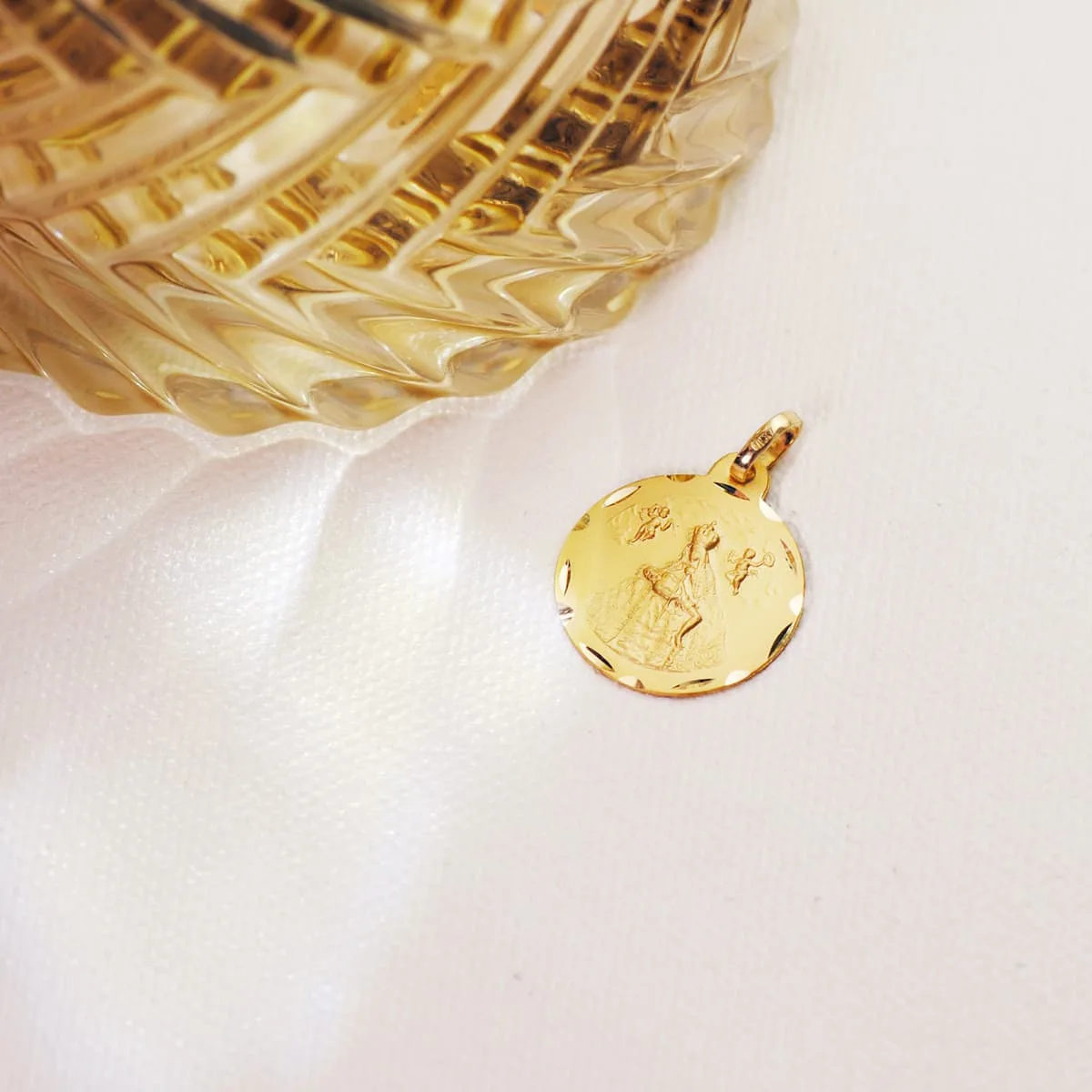 18K MEDALLA ORO AMARILLO VIRGEN DE AFRICA TALLADA 18 MM — vista 2