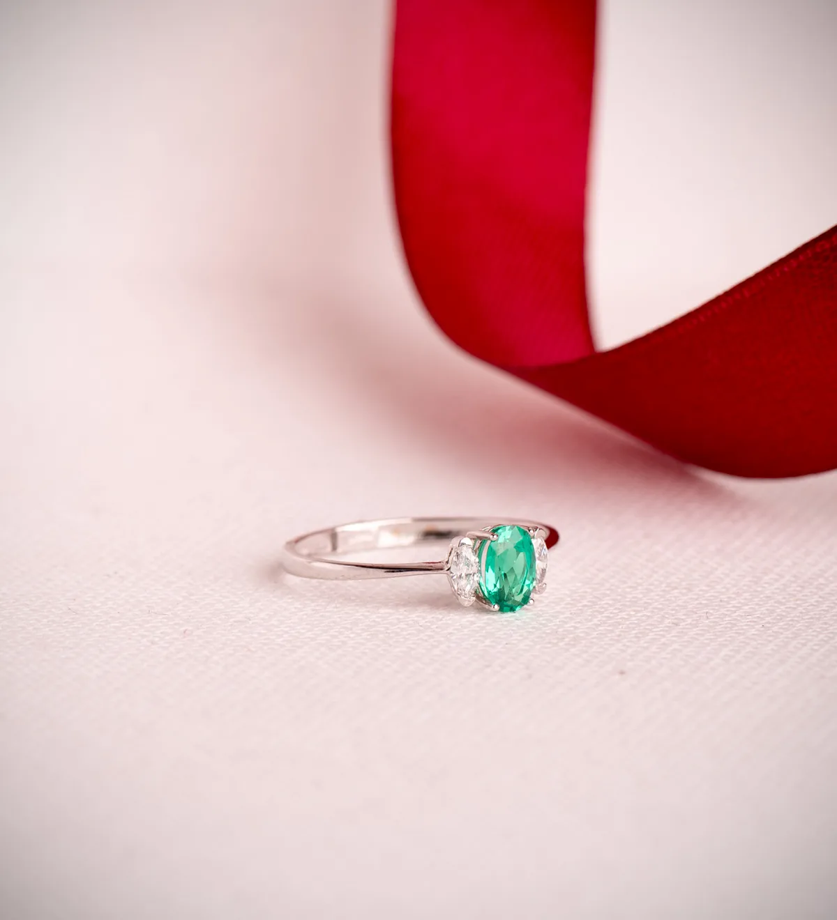 18K SORTIJA ORO BLANCO ESMERALDA RECRISTALIZADA 6X4 MM 0,40 QT Y DIAMANTES LABORATORIO 0,134QT. VS2 - E — vista 2