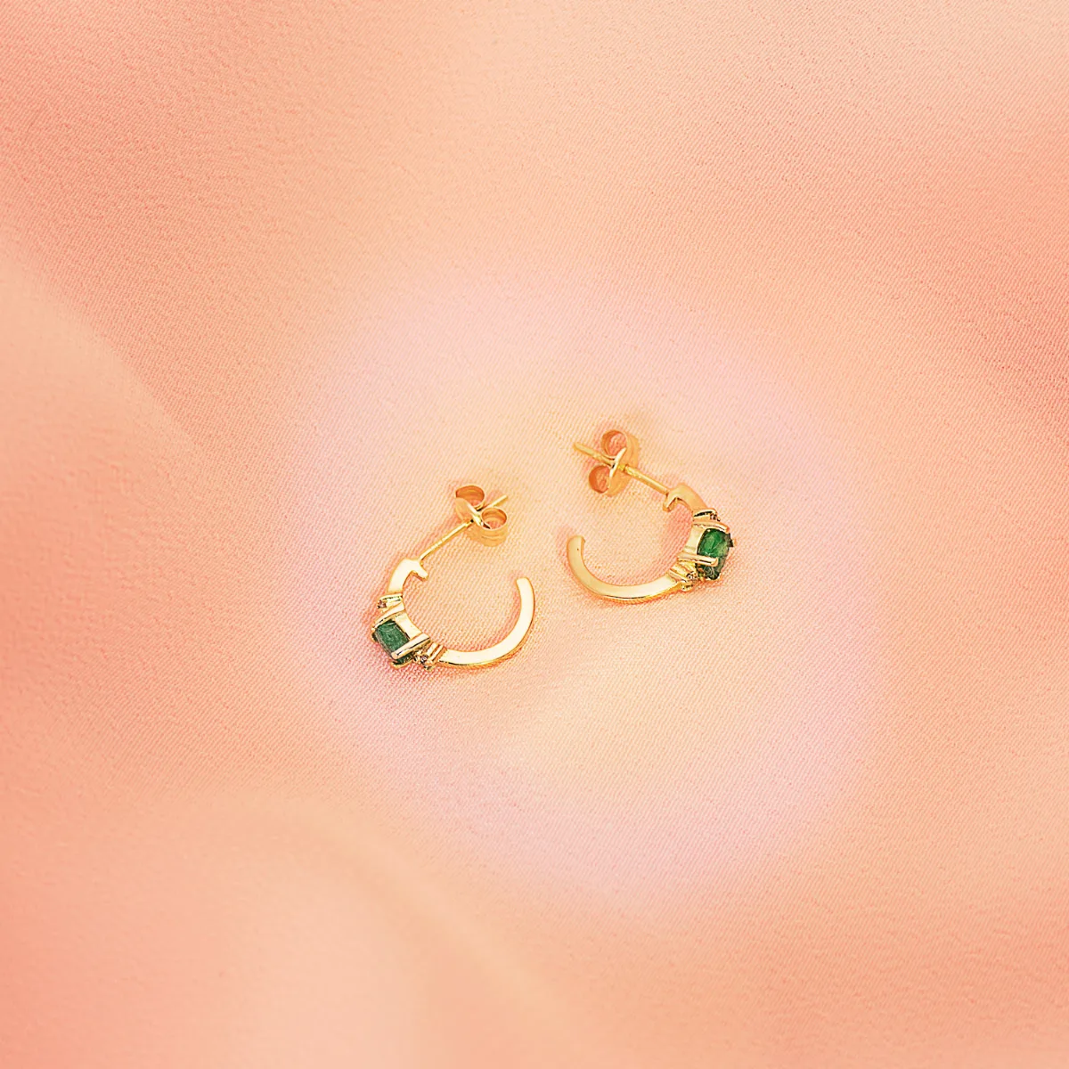 18K PENDIENTES ORO AMARILLO MEDIO ARO LISO CON ESMERALDAS 12X3 MM CIERRE PRESION. — vista 2