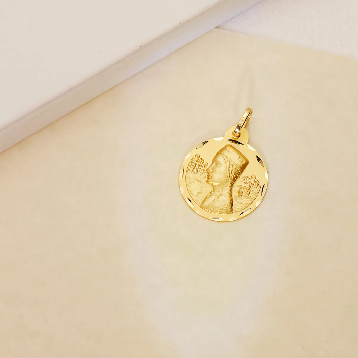 18K MEDALLA ORO AMARILLO VIRGEN DE MONTSERRAT TALLADA 20 MM — vista 2