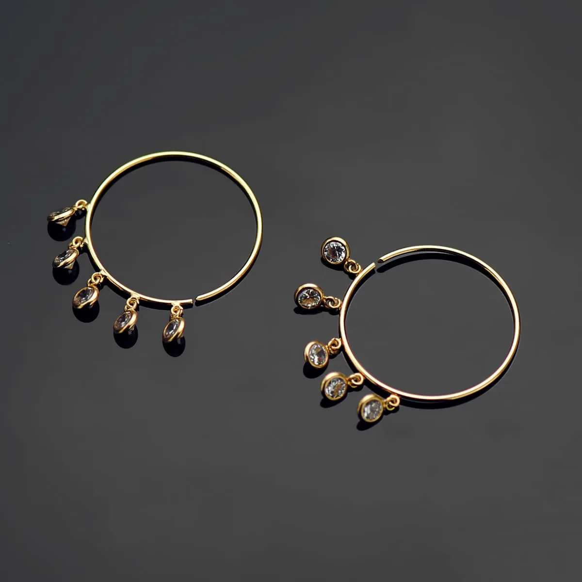 18K AROS ORO AMARILLO HILO DE 20 MM CON 5 COLGANTES CIRCONITA BLANCAS — vista 2