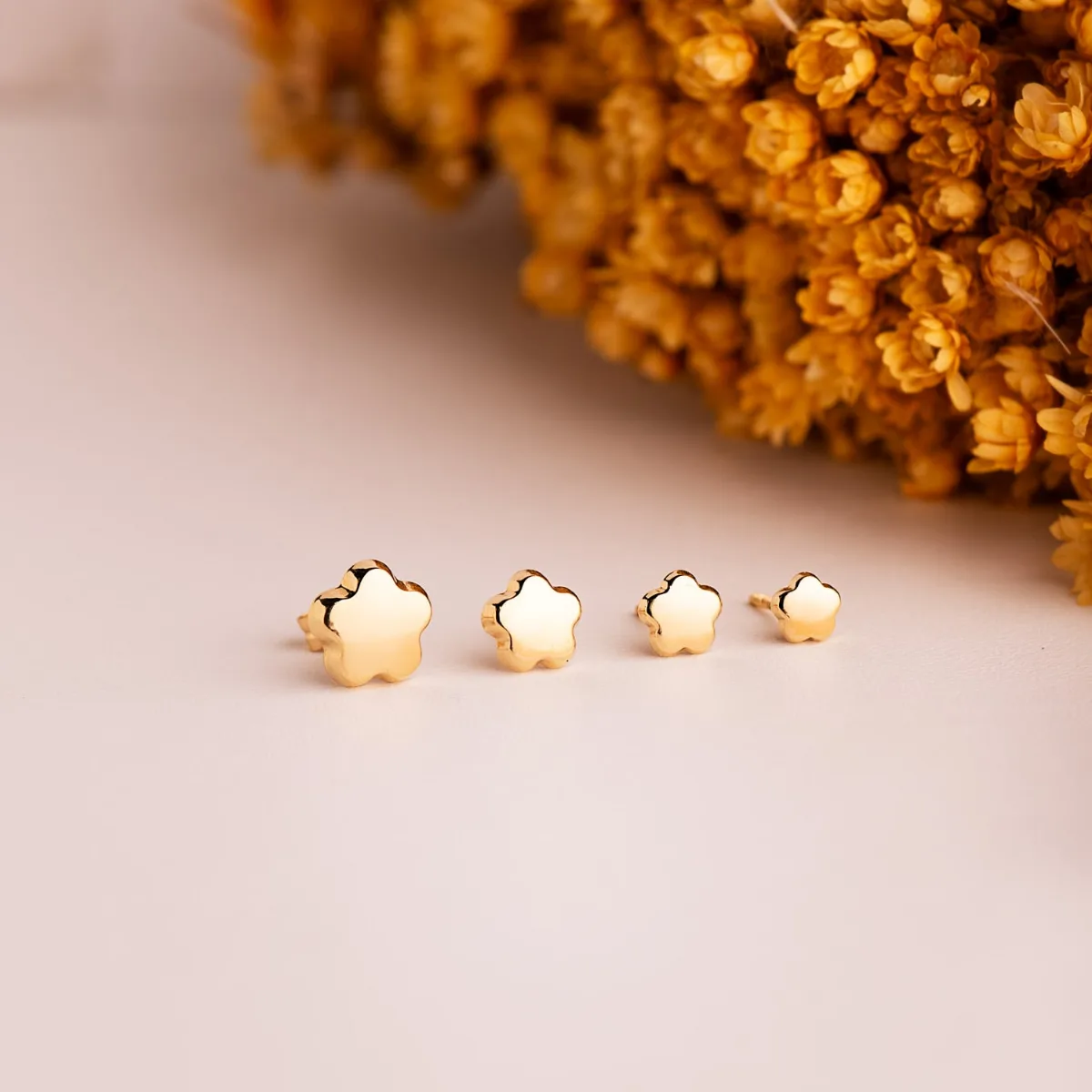 18K PENDIENTES ORO AMARILLO FLOR LISA BRILLO. 4,5 X 4,5 MM. CIERRE TUERCA — vista 3