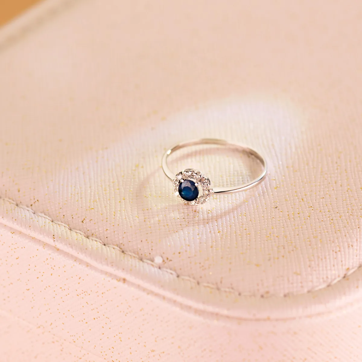 18K SORTIJA ORO BLANCO CON ZAFIRO 4MM Y 0,26 QTES Y CIRCONITAS. CUAJO 7 X 7 M — vista 2