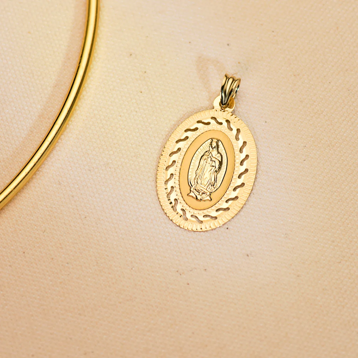 18K MEDALLA ORO AMARILLO VIRGEN GUADALUPE CERCO CALADO Y TALLADO. 34 X 22 MM — vista 3
