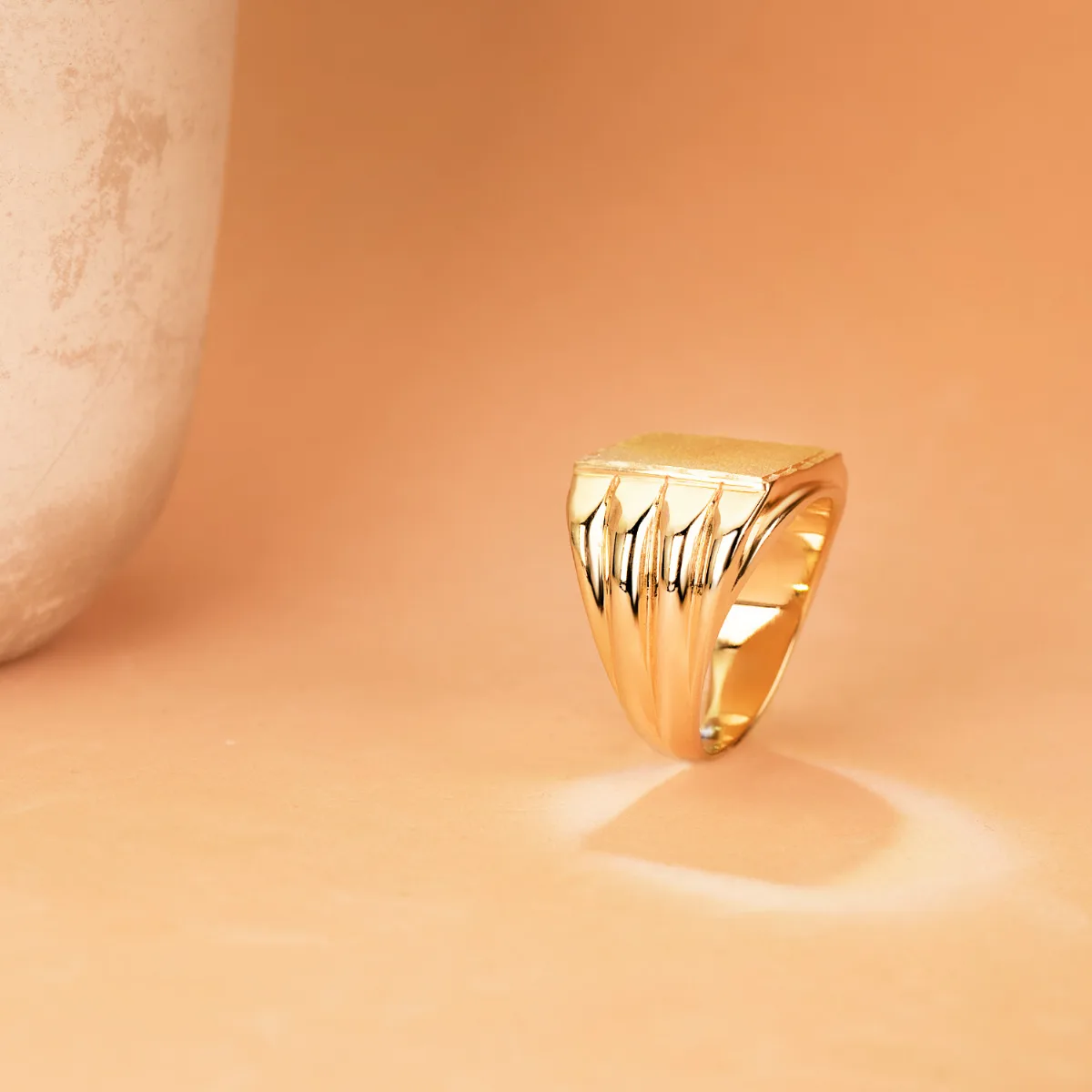 18K SELLO ORO AMARILLO CABALLERO MATE BRILLO TALLADO ZONA DE GRABACION 17X17 MM — vista 2