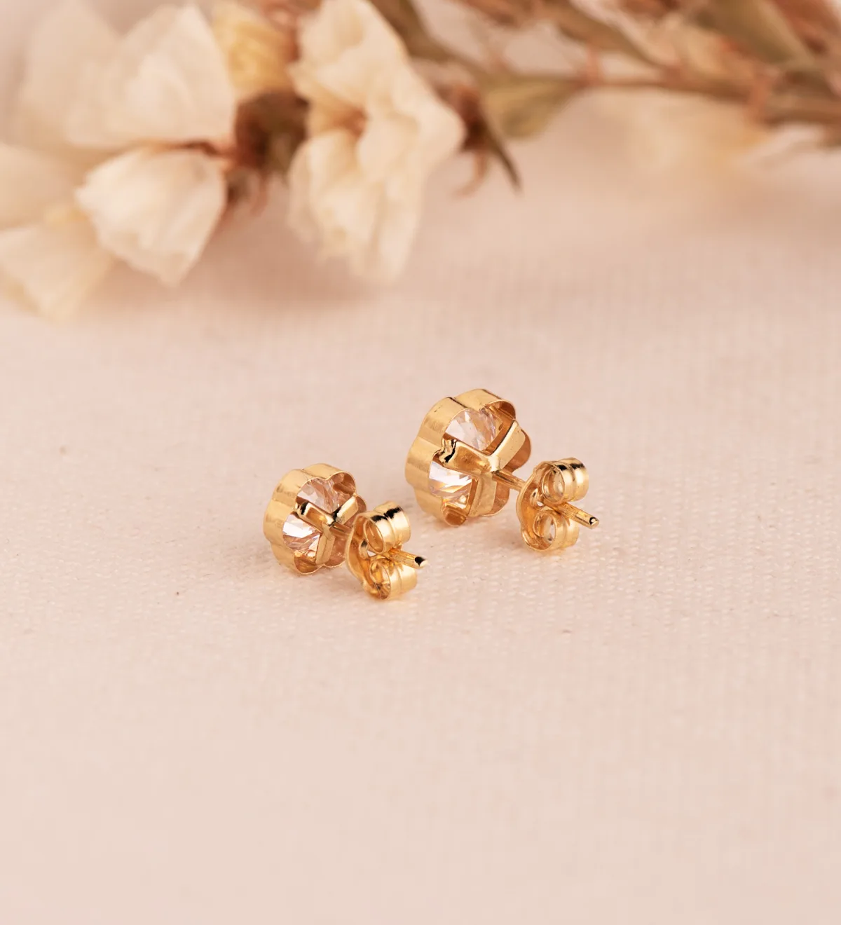 18K PENDIENTES ORO AMARILLO CHATON MARGARITA CON CIRCONITA. MEDIDA: 7,5 X 7,5 MM. CIERRE PRESION — vista 3