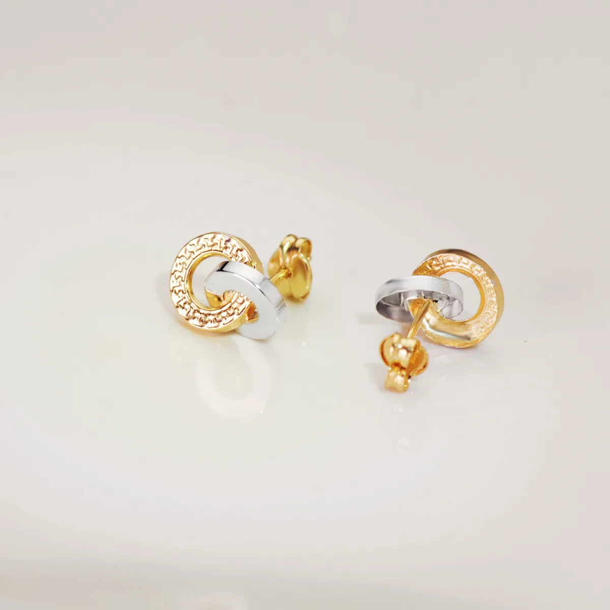 18K PENDIENTES ORO BICOLOR DOBLE ARO LISO Y GRECA 10 X 7 MM. CIERRE PRESION — vista 2