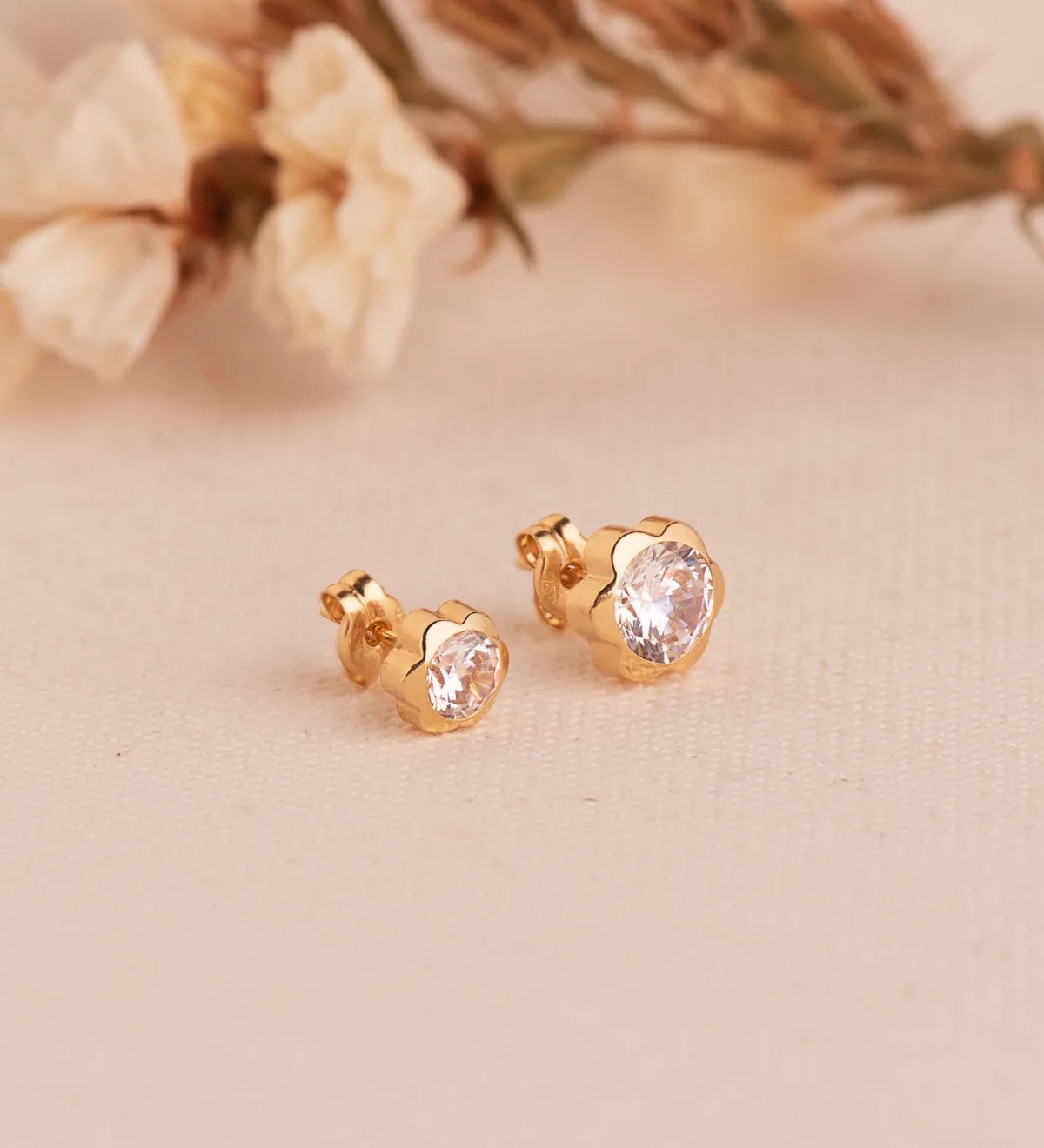 18K PENDIENTES ORO AMARILLO CHATON MARGARITA CON CIRCONITA. MEDIDA: 7,5 X 7,5 MM. CIERRE PRESION — vista 2