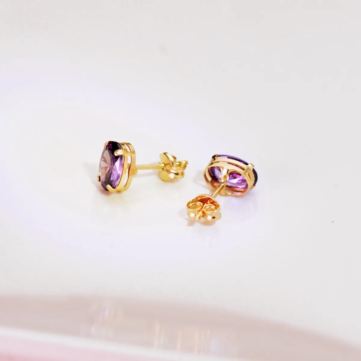 18K PENDIENTES ORO AMARILLO OVAL PIEDRA AMATISTA 7 X 5 MM. CIERRE PRESION — vista 2