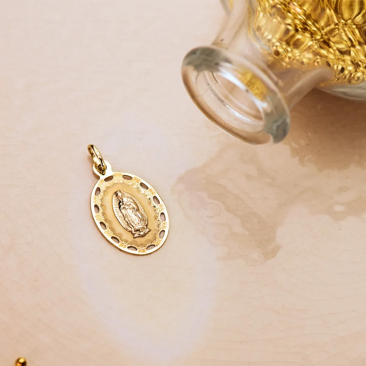 18K MEDALLA ORO AMARILLO VIRGEN DE GUADALUPE CERCO CALADO 23X14 MM — vista 2