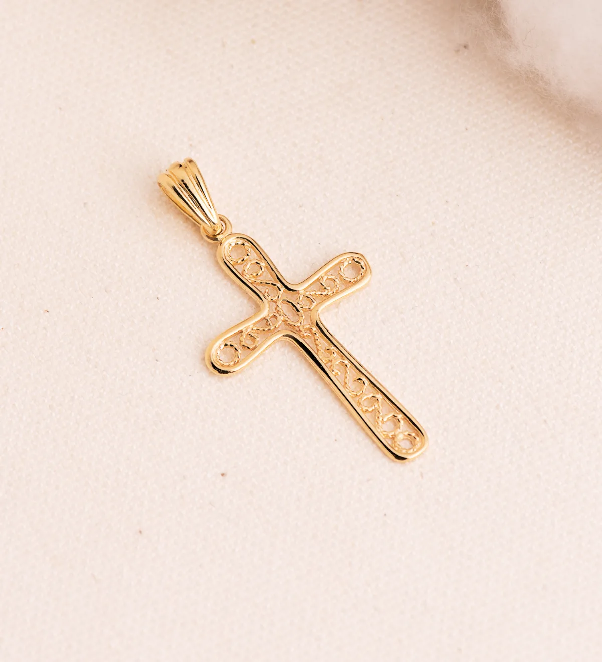 18K CRUZ ORO AMARILLO BORDE BRILLO Y FILIGRANA. MEDIDA: 37,5 X 22 MM — vista 2