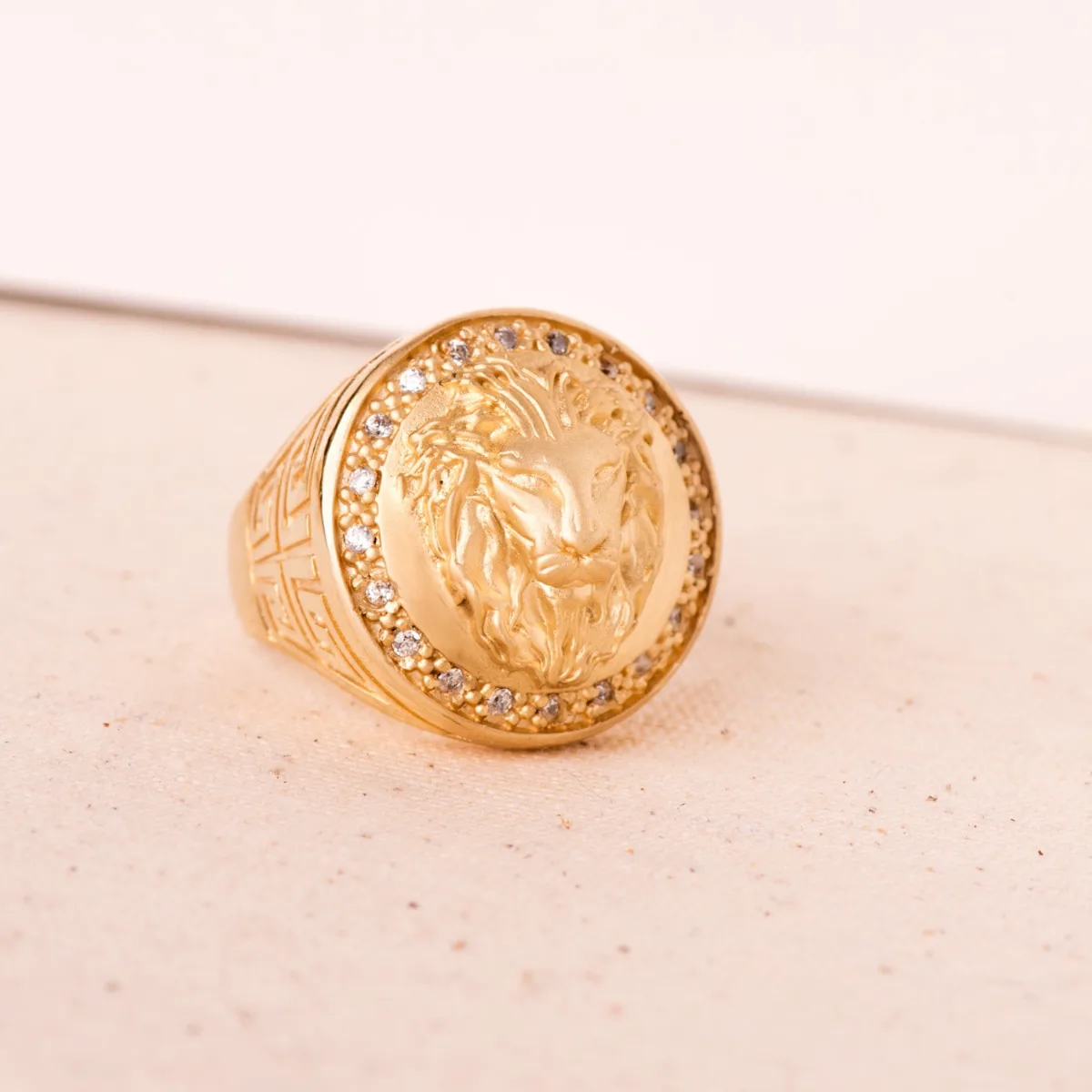 18K SELLO ORO AMARILLO LEON CON CIRCONITA LATERAL GRECA ANCHO 19 MM — vista 3