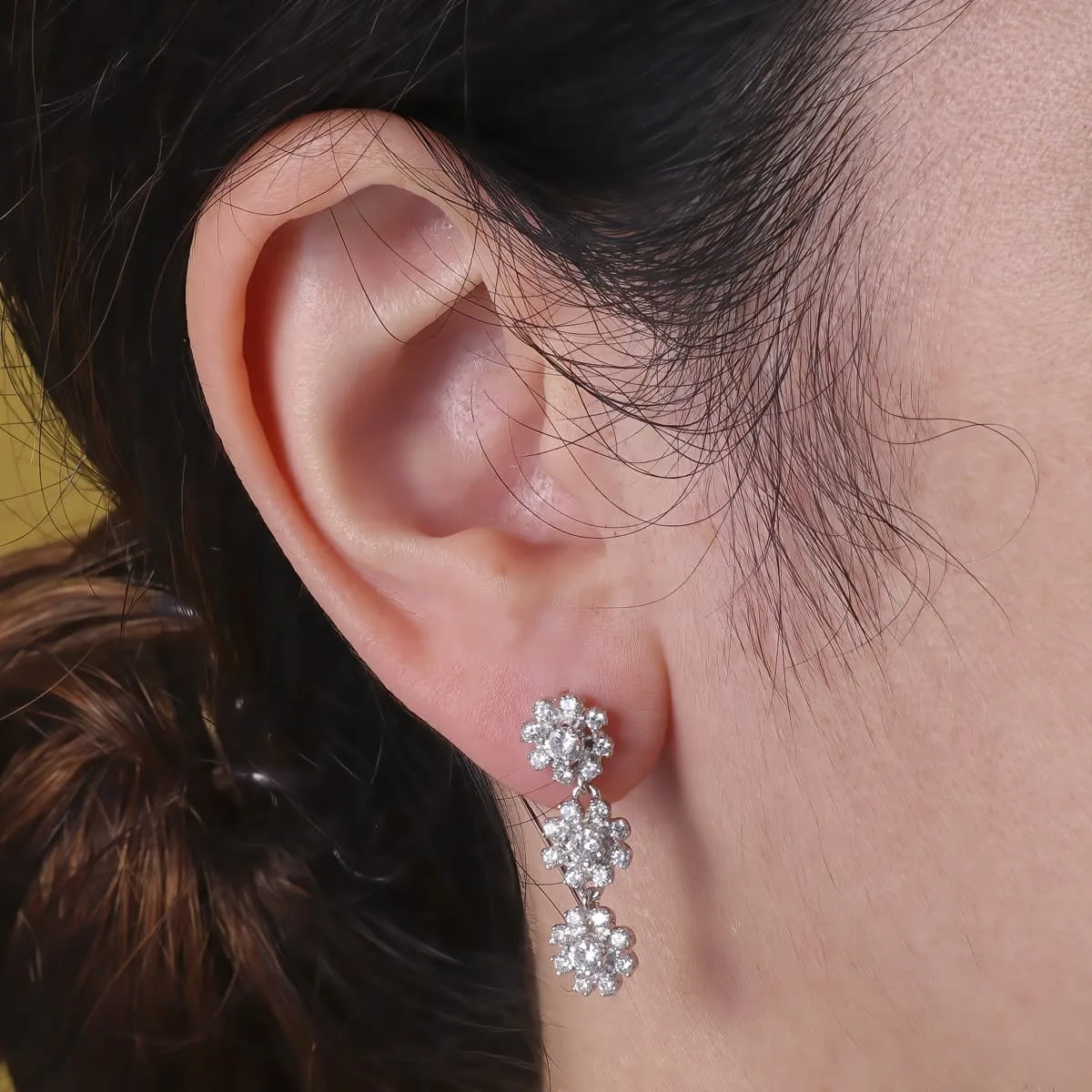 18K PENDIENTES ORO BLANCO JUEGO NOVIA LARGOS TRES CUAJOS 25X8 MM CIERRE PRESION — vista 2