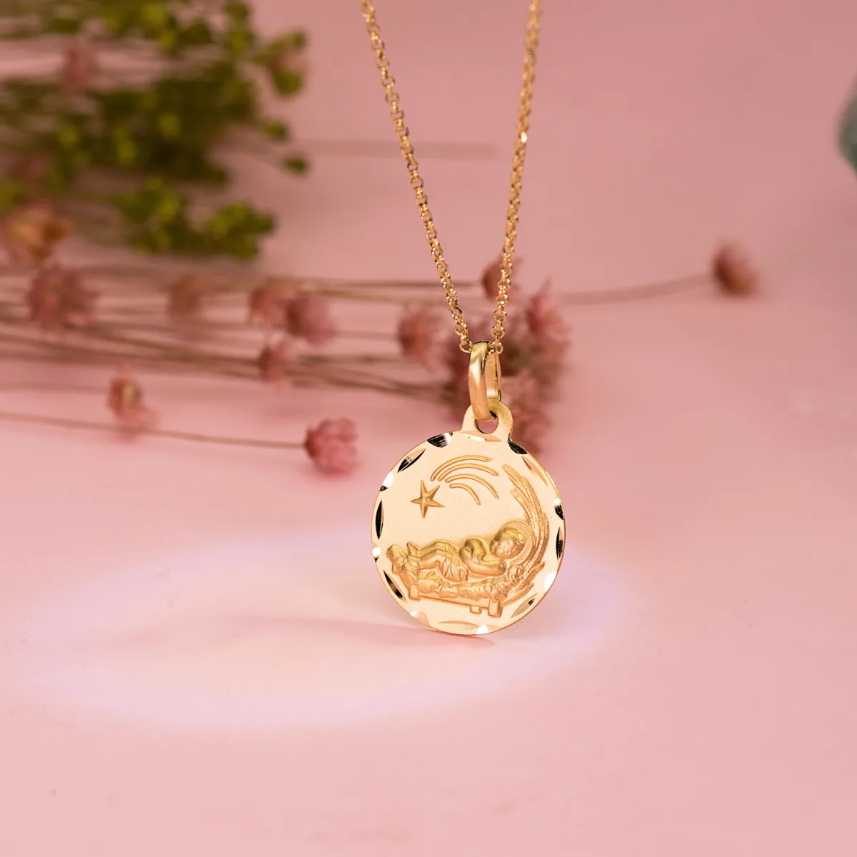 18K MEDALLA ORO AMARILLO NIÑO DEL PESEBRE TALLADA 16 MM — vista 2