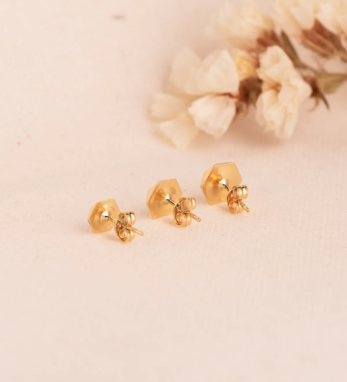 18K PENDIENTES ORO AMARILLO CLAVO ESTRELLA TALLADOS. MEDIDA: 7 X 6 MM. CIERRE PRESION — vista 3